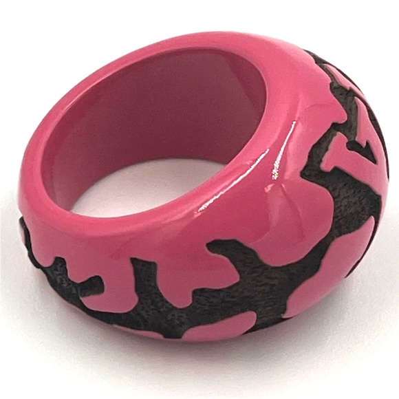 Pink LOUIS VUITTON Wood Berg Leo Monogram Ring - Picture 5 of 9